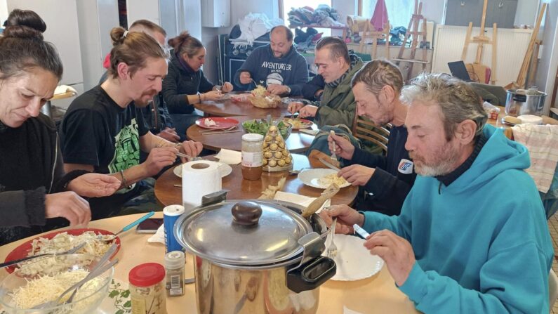 Autour d'un café ou d'un repas, les personnes qui vivent dans la grande précarité sont accueillies sans jugement à l'association Stéphane Bouillon. (Association Stéphane Bouillon)