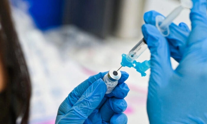 Un agent de la santé remplit une seringue avec le vaccin Covid-19 de Pfizer dans une image d'archive. (Robyn Beck/AFP via Getty Images)
