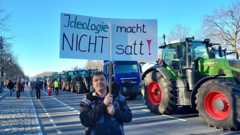 Un agriculteur proteste contre les projets du gouvernement concernant le diesel agricole et la taxe sur les véhicules. (Erik Rusch/Epoch Times)