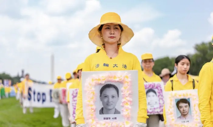Des membres du Falun Gong participent à un rassemblement pour marquer le 24e anniversaire de la persécution de cette discipline spirituelle en Chine, sur le National Mall à Washington, le 20 juillet 2023. (Samira Bouaou/Epoch Times)