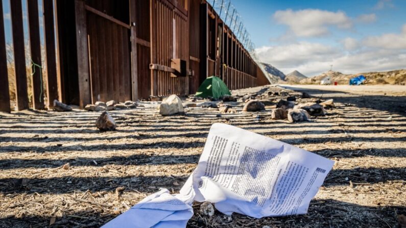 Des papiers d'immigration mexicains près du mur de la frontière américaine à Jacoumba, en Californie, le 10 janvier 2024. (John Fredricks/Epoch Times)