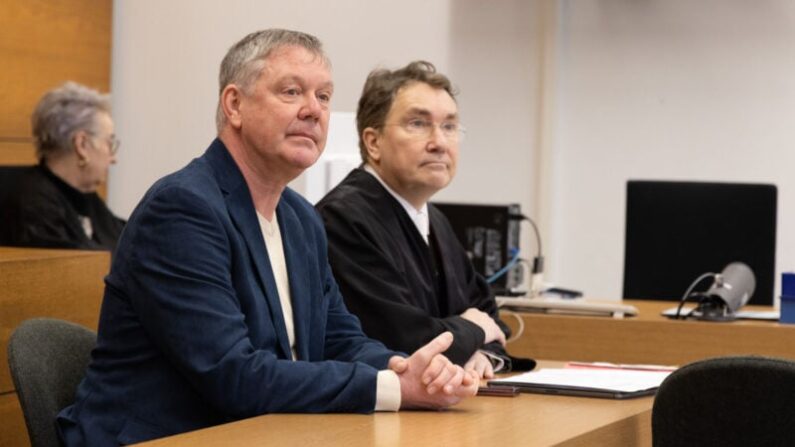 Rüdiger Borrmann (à gauche) avec son avocat Tobias Gall au tribunal de Tiergarten avant le verdict. (Matthias Kehrein/Epoch Times)