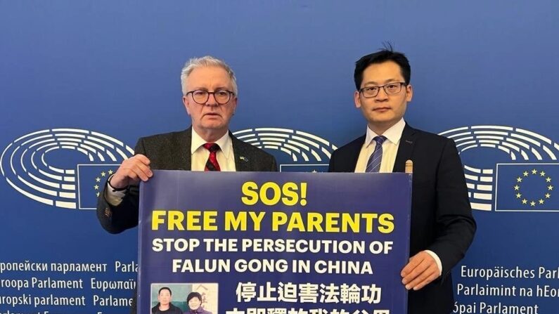 L'eurodéputé Michael Gahler (PPE, chrétien-démocrate), pose pour une photo avec Ding Lebin, fils d'un pratiquant du Falun Gong emprisonné en Chine, après l'adoption par l'UE d'une résolution condamnant la persécution du Falun Gong en Chine, le 18 janvier 2024. (photo Ding Lebin) 