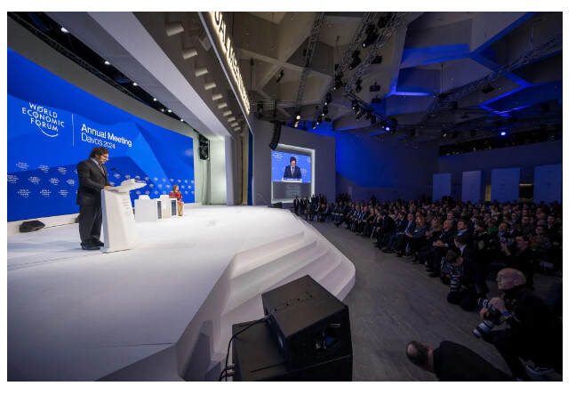 Le président argentin Javier Milei prononce un discours lors de la réunion du Forum économique mondial à Davos, en Suisse, le 17 janvier 2024. (Fabrice Coffrini/AFP via Getty Images)