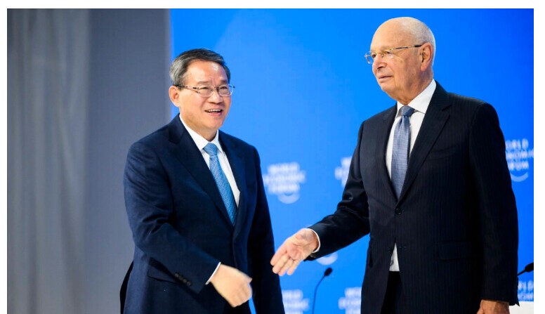 Le Premier ministre chinois Li Qiang (à g.) et l'Allemand Klaus Schwab, fondateur et président exécutif du Forum économique mondial, lors de la 54e réunion annuelle du FEM à Davos, en Suisse, le 16 janvier 2024. (LAURENT GILLIERON/POOL/AFP via Getty Images)