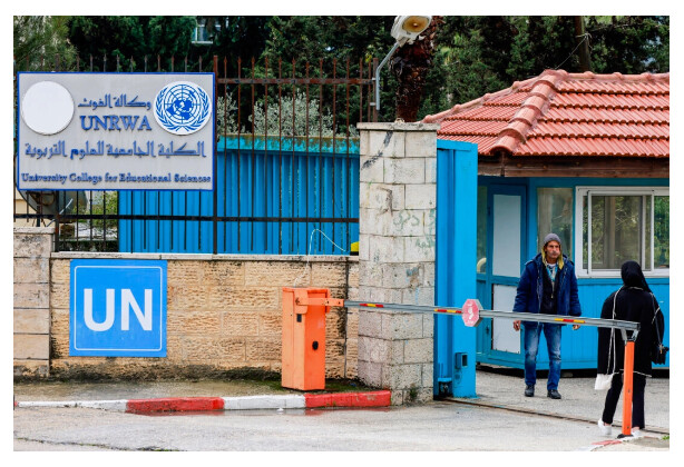 L'entrée au collège universitaire des sciences de l'éducation géré par l'UNRWA à Ramallah, en Cisjordanie occupée, le 29 janvier 2024 (Photo de JAAFAR ASHTIYEH/AFP via Getty Images)