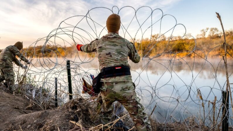 Des soldats de la Garde nationale du Texas installent des barbelés supplémentaires le long du Rio Grande à Eagle Pass, au Texas, le 10 janvier 2024. (John Moore/Getty Images)