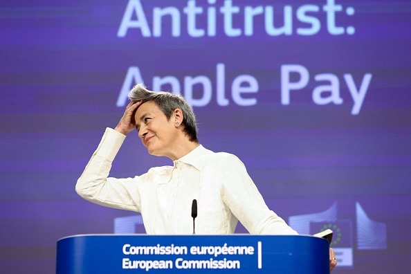Margrethe Vestager, vice-présidente de la Commission européenne, donne une conférence de presse sur les objections de l'UE envoyées à Apple concernant les pratiques relatives à Apple Pay, au siège de l'UE à Bruxelles le 2 mai 2022. (Photo : KENZO TRIBOUILLARD/AFP via Getty Images)