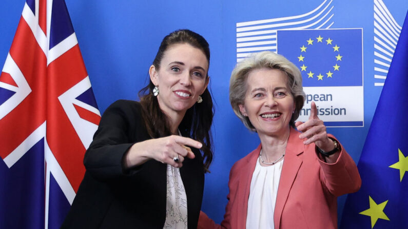 La présidente de la Commission européenne Ursula von der Leyen accueille la Première ministre néo-zélandaise Jacinda Ardern avant une réunion au siège de l'UE à Bruxelles, le 30 juin 2022. (KENZO TRIBOUILLARD/AFP via Getty Images)
