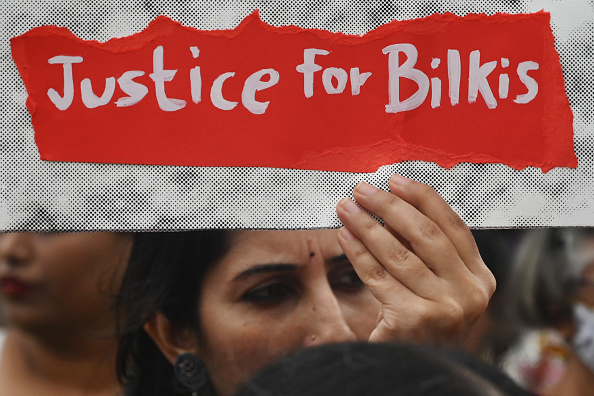 Une femme tient une pancarte lors d'une manifestation contre la libération d'hommes condamnés pour le viol collectif de Bilkis Bano à Mumbai, le 23 août 2022. (Photo INDRANIL MUKHERJEE/AFP via Getty Images)