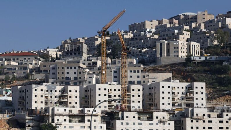 Travaux de construction en cours à Ramat Shlomo, une colonie juive dans le secteur oriental de Jérusalem annexé par Israël, le 30 décembre 2022. (Photo AHMAD GHARABLI/AFP via Getty Images)