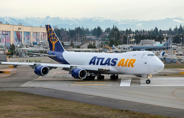 Un Boeing 747 d'Atlas Air, qui avait décollé de l'aéroport international de Miami, a dû effectuer un atterrissage d'urgence après que son moteur a pris feu.  (Photo : JASON REDMOND/AFP via Getty Images)