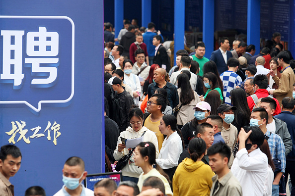 Des personnes assistent à un salon de l'emploi à Chongqing, en Chine. (Photo STR/AFP via Getty Images)