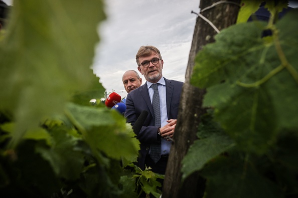 Le ministre de l'Agriculture, Marc Fesneau, visite le domaine viticole Château Lalande-Labatut lors d'un déplacement en Gironde, en juin 2023. (Photo THIBAUD MORITZ/AFP via Getty Images)