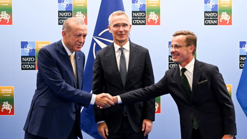 Le président turc Recep Tayyip Erdogan (à g.), le secrétaire général de l'OTAN Jens Stoltenberg (au c.) et le Premier ministre suédois Ulf Kristersson lors du sommet de l'OTAN le 11 juillet 2023 à Vilnius, en Lituanie (Photo NICOLAS TUCAT/AFP via Getty Images)