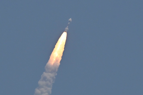 La fusée PSLV XL transportant la sonde Aditya-L1, le premier observatoire indien basé dans l'espace pour étudier le Soleil, est lancée depuis le Centre spatial Satish Dhawan à Sriharikota le 2 septembre 2023. (Photo R. SATISH BABU/AFP via Getty Images)