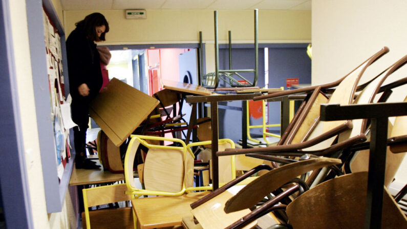 Une étudiante tente de traverser les couloirs de l'université de Rennes II-Villejean encombrés par des chaises et des tables le 8 février 2006, alors que les étudiants protestent contre le contrat premier embauche (CPE). (Photo FRED DUFOUR/AFP via Getty Images)