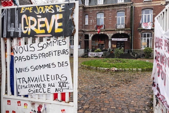 À l'entrée de l'entrepôt de la Halte Saint-Jean,  une pancarte signalant la grève de compagnons d'Emmaüs à Saint-André-Lez-Lille en novembre 2023. (Photo SAMEER AL-DOUMY/AFP via Getty Images)