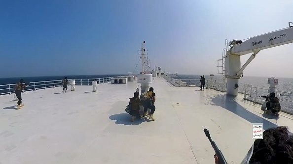 Des rebelles houthis lors de l'attaque du  cargo Galaxy Leader sur la côte de la mer Rouge au large de Hudaydah, le 20 novembre 2023 en mer Rouge, au Yémen. (Photo Houthi Movement via Getty Images)