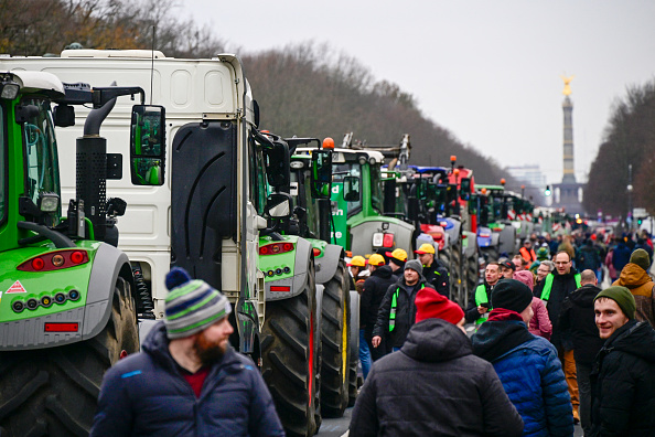 Des tracteurs sont garés sur le boulevard « Strasse des 17 Juni », vers la Porte de Brandebourg à Berlin, le 18 décembre 2023. (Photo JOHN MACDOUGALL/AFP via Getty Images)