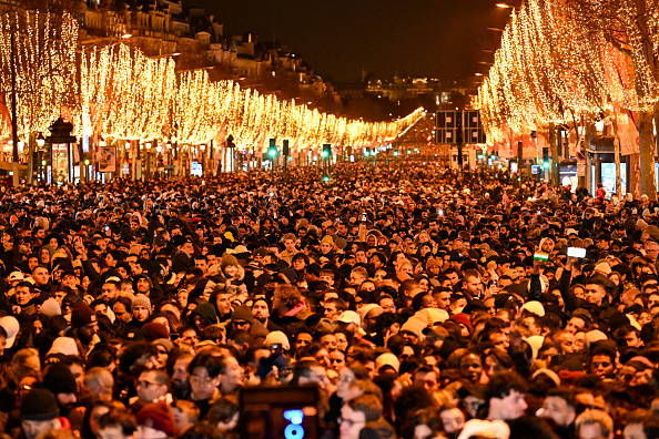 Célébrations du Nouvel An sur les Champs-Élysées le 31 décembre 2023. (Photo BERTRAND GUAY/AFP via Getty Images)
