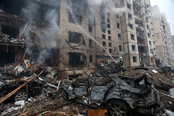 Un pompier éteint un incendie dans un immeuble de plusieurs étages détruit par une attaque de missiles russes dans le centre de Kiev, le 2 janvier 2024. (Photo ANATOLII STEPANOV/AFP via Getty Images)