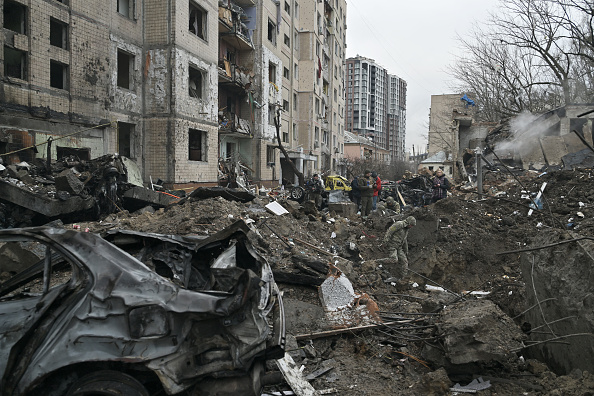 Un immeuble résidentiel de plusieurs étages détruit par une attaque de missiles à Kiev, le 2 janvier 2024. (Photo GENYA SAVILOV/AFP via Getty Images)
