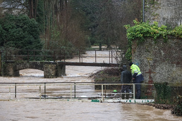 Un employé municipal observe le niveau élevé de la rivière Aa, qui menace de déborder, à Blendecques, le 2 janvier 2024. (Photo DENIS CHARLET/AFP via Getty Images)