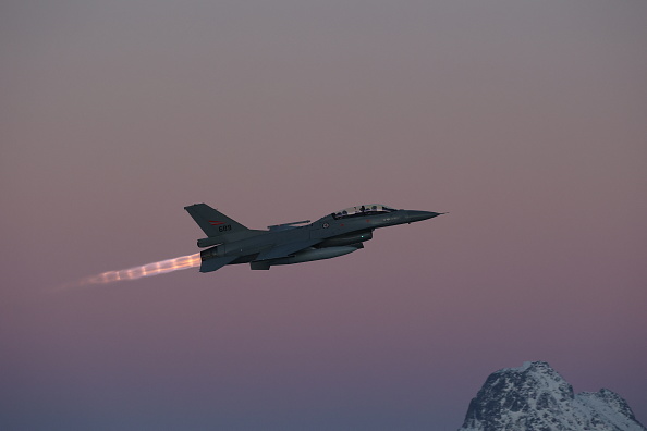 La donation d'avions de combat F-16 s’effectuera au deuxième trimestre 2024. (Photo JAN LANGHAUG/NTB/AFP via Getty Images)