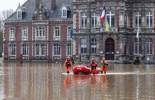 Des pompiers évacuent un habitant avec un bateau pneumatique sur la place de la mairie d'Arques inondée, le 4 janvier 2024. (Photo Denis Charlet / AFP) (Photo by DENIS CHARLET/AFP via Getty Images)