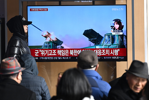 La Corée du Nord a tiré plus de 200 obus d'artillerie près de deux îles sud-coréennes le 5 janvier, selon le ministère de la Défense de Séoul, et un ordre d'évacuation a été émis pour les résidents de l'une d'entre elles. (Photo JUNG YEON-JE/AFP via Getty Images)