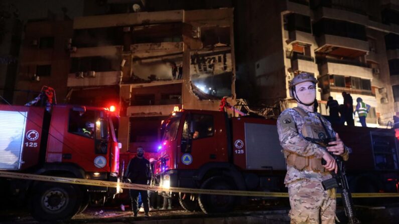 Un bâtiment endommagé par une frappe, rapportée par les médias libanais comme étant une attaque de drone israélien visant un bureau du Hamas, le 2 janvier 2024 dans la banlieue de Beyrouth, au Liban. (Photo Marwan Tahtah/Getty Images)