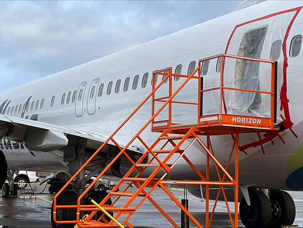Le Boeing 737-9 MAX du vol 1282 d'Alaska Airlines qui a perdu sa porte d'évacuation d'urgence en plein vol, le 7 janvier 2024 à Portland dans l'Oregon. (Photo NTSB via Getty Images)