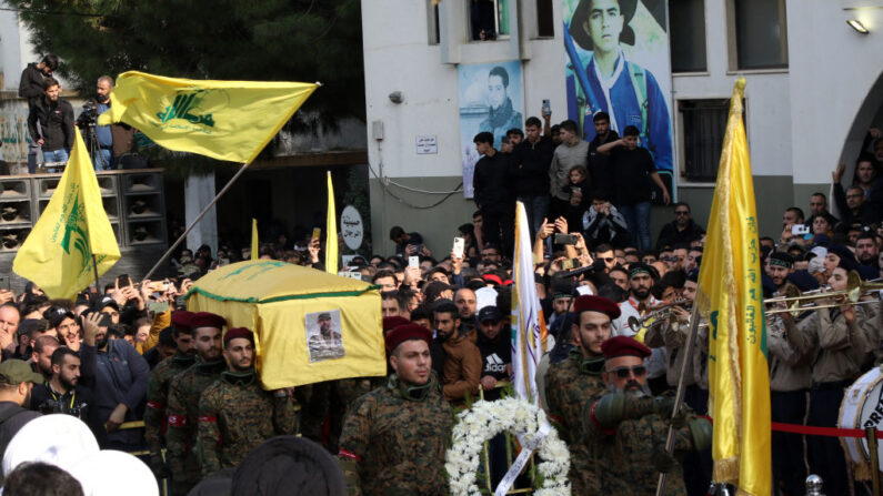 Des militants du mouvement terroriste Hezbollah portent le cercueil du commandant militaire du Hezbollah Wissam Tawil lors de ses funérailles au sud de Beyrouth, le 9 janvier 2024. (Photo MAHMOUD ZAYYAT/AFP via Getty Images)