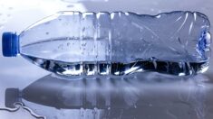 De très fortes concentrations de nanoparticules de plastique dans l’eau en bouteille: quel impact sur notre santé?