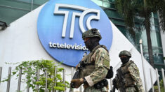 Équateur: des hommes armés font irruption en direct sur le plateau d’une TV publique