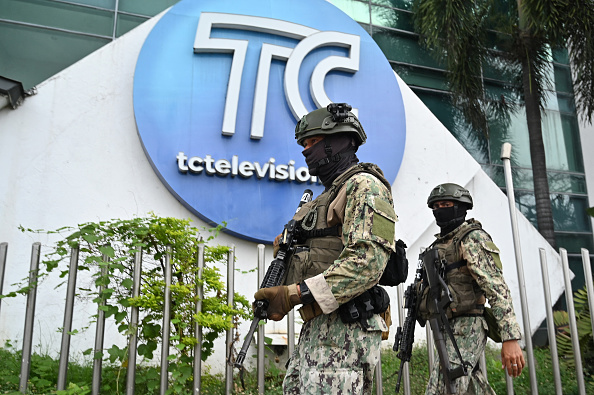 Des soldats équatoriens patrouillent devant les locaux de la chaîne de télévision TC après que des hommes armés non identifiés aient fait irruption dans le studio de la télévision publique en direct, le 9 janvier 2024, à Guayaquil, en Équateur. (Photo MARCOS PIN/AFP via Getty Images)