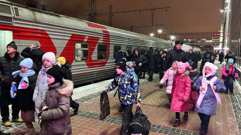 Des enfants montent à bord d'un train pour se rendre dans des centres de loisirs de la région de Kaluga, à la gare de Belgorod, suite à des tirs d'obus ukrainiens sur la région russe de Belgorod, au sud-ouest de la Russie et à la frontière avec l'Ukraine, le 10 janvier 2024. (Photo OLGA MALTSEVA/AFP via Getty Images)
