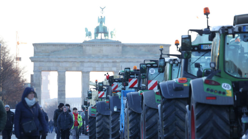 Les tracteurs des agriculteurs devant la porte de Brandebourg à Berlin au premier jour d'une semaine de manifestations le 08 janvier 2024 (Sean Gallup/Getty Images)
