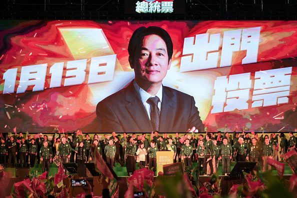 Un écran géant montre Lai Ching-te, candidat à la présidence pour 2024 du Parti démocrate progressiste (DPP). (Photo SAM YEH/AFP via Getty Images)