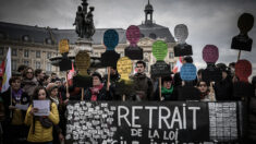 Loi immigration: blocages de lycées et manifestation de jeunes à Paris