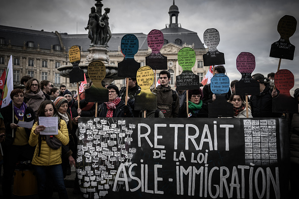 Un rassemblement contre la nouvelle loi sur l'immigration, à Bordeaux, le 14 janvier 2024. (Photo PHILIPPE LOPEZ/AFP via Getty Images)