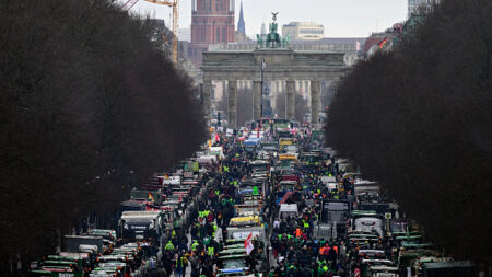 Des milliers de tracteurs dans Berlin, les agriculteurs ne décolèrent pas