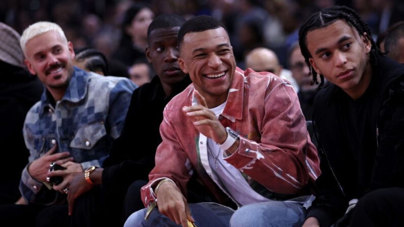 Nordi Mukiele, Kylian Mbappé et Ethan Mbappé, lors du match NBA entre les Brooklyn Nets et les Cleveland Cavaliers à l'Accor Arena le 11 janvier 2024 à Paris. (Crédit photo Dean Mouhtaropoulos/Getty Images)