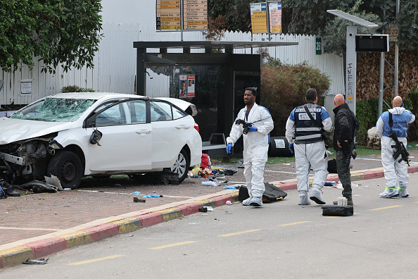 La police scientifique israélienne inspecte une voiture endommagée à la suite d'une attaque à la voiture bélier dans la ville de Raanana, le 15 janvier 2024. (Photo JACK GUEZ/AFP via Getty Images)
