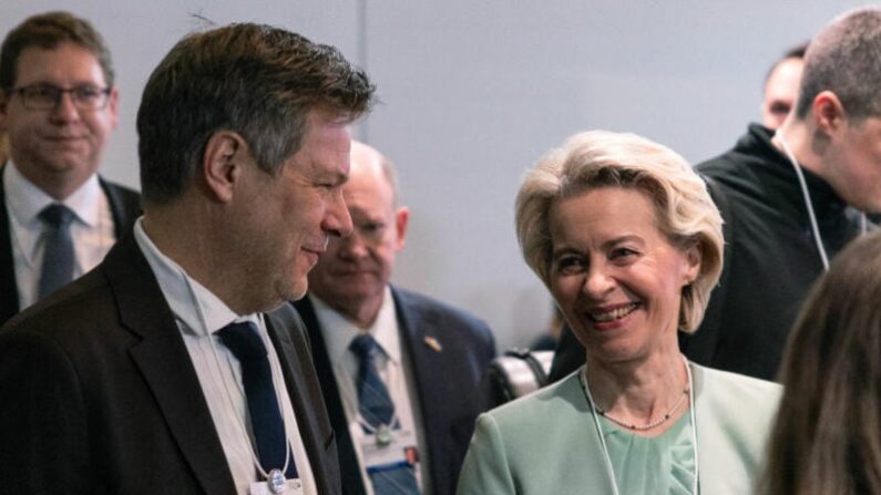 Le ministre allemand de l'Économie Robert Habeck (Verts) et la présidente de la Commission européenne Ursula von der Leyen veulent réduire considérablement les émissions de CO₂ dans l'UE. (Hannes P. Albert/Pool/AFP via Getty Images)