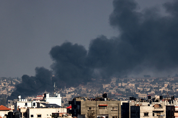 À Rafah, de la fumée s'élève au-dessus de Khan Yunis dans le sud de la bande de Gaza lors d'un bombardement israélien le 16 janvier 2024. (Photo AFP via Getty Images)