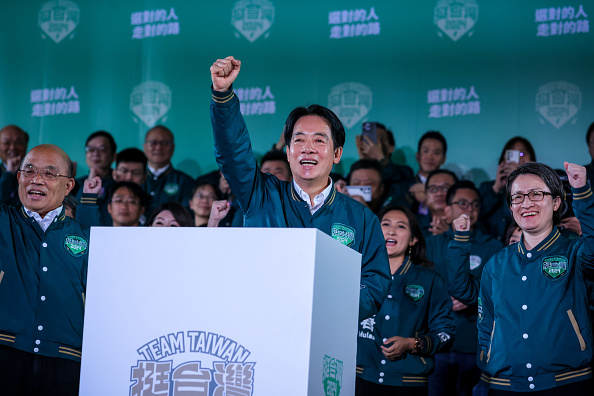 Le vice-président et président élu du Parti démocrate progressiste (DPP) de Taïwan, Lai Ching-te (au c.), s'adresse à ses partisans, le 13 janvier 2024 à Taipei. (Photo Annabelle Chih/Getty Images)
