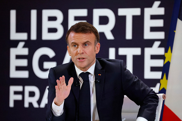 Emmanuel Macron a déclaré vouloir « régulariser nombre de médecins étrangers qui tiennent parfois à bout de bras nos services de soins » lors de la conférence de presse au palais de l’Élysée le 16 janvier 2024. (LUDOVIC MARIN/AFP via Getty Images)