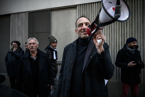 Le député européen Raphael Glucksmann (à dr.) à Bordeaux, le 20 janvier 2024. (Photo PHILIPPE LOPEZ/AFP via Getty Images)